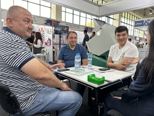 40001百老汇集团